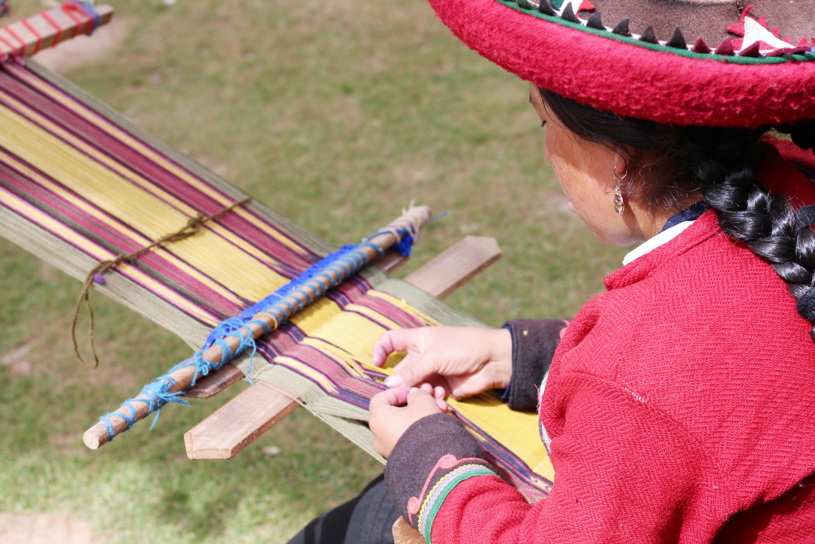 weaving-alpaca-peru