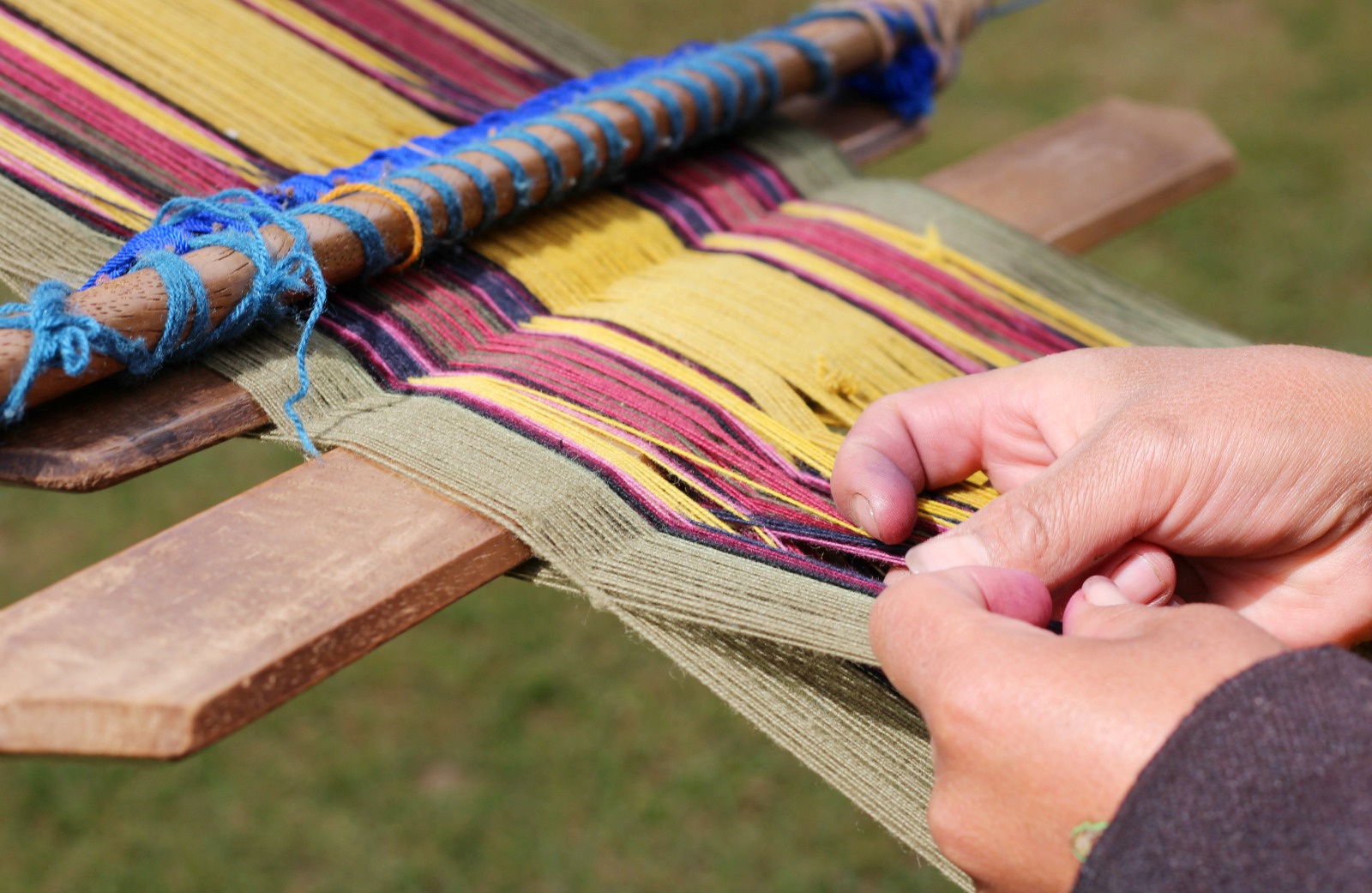 weaving-alpaca-wool-peru